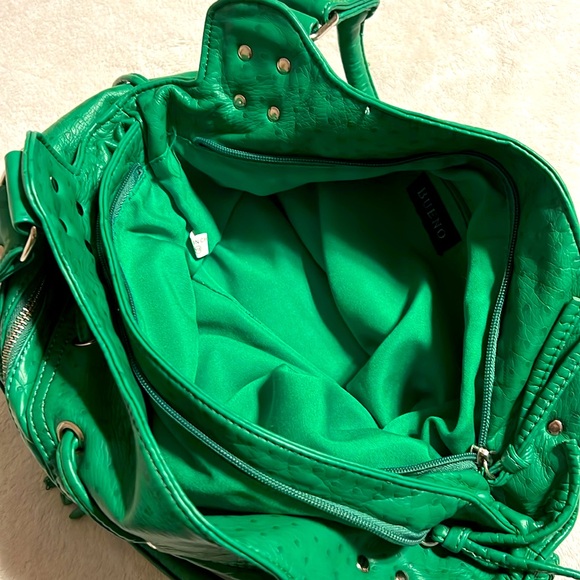 Bueno. Green Leather Bag. Like New. Ostrich print. Silver hardware. - Picture 6 of 10